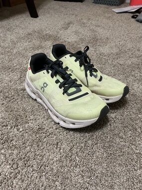 On Running Women's Light Green and Black Cloudswift Sneakers